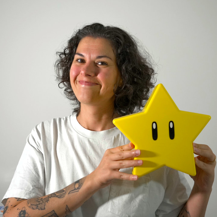 Portrait de Noémie Chaudet tenant une étoile Super Mario